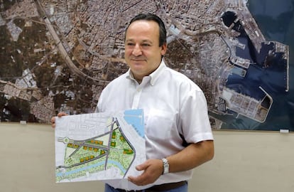 El concejal de Urbanismo de Valencia, Vicent Sarrià, muestra el plano del PAI del Grau. 