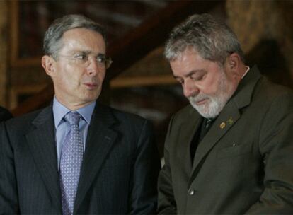 El presidente de Colombia, Álvaro Uribe, junto al presidente de Brasil, Luiz Inácio Lula da Silva, en la cumbre de Unasur celebrada en Bariloche (Argentina)