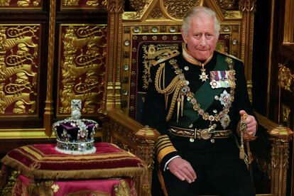 El príncipe Carlos participa en la ceremonia de apertura de sesiones del Parlamento británico sin Isabel II.
