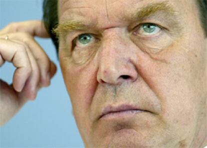 El canciller Gerhard Schröder, durante la presentación de su paquete de reformas, el pasado miércoles.