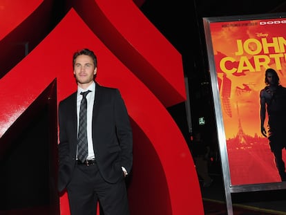 El actor Taylor Kitsch posa ante la prensa en el estreno de 'John Carter' en Los Ángeles el 22 de febrero de 2012.