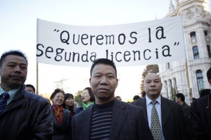 Los comerciantes chinos se concentraron ayer ante el Palacio de Cibeles para exigir la licencia que permite vender alcohol.