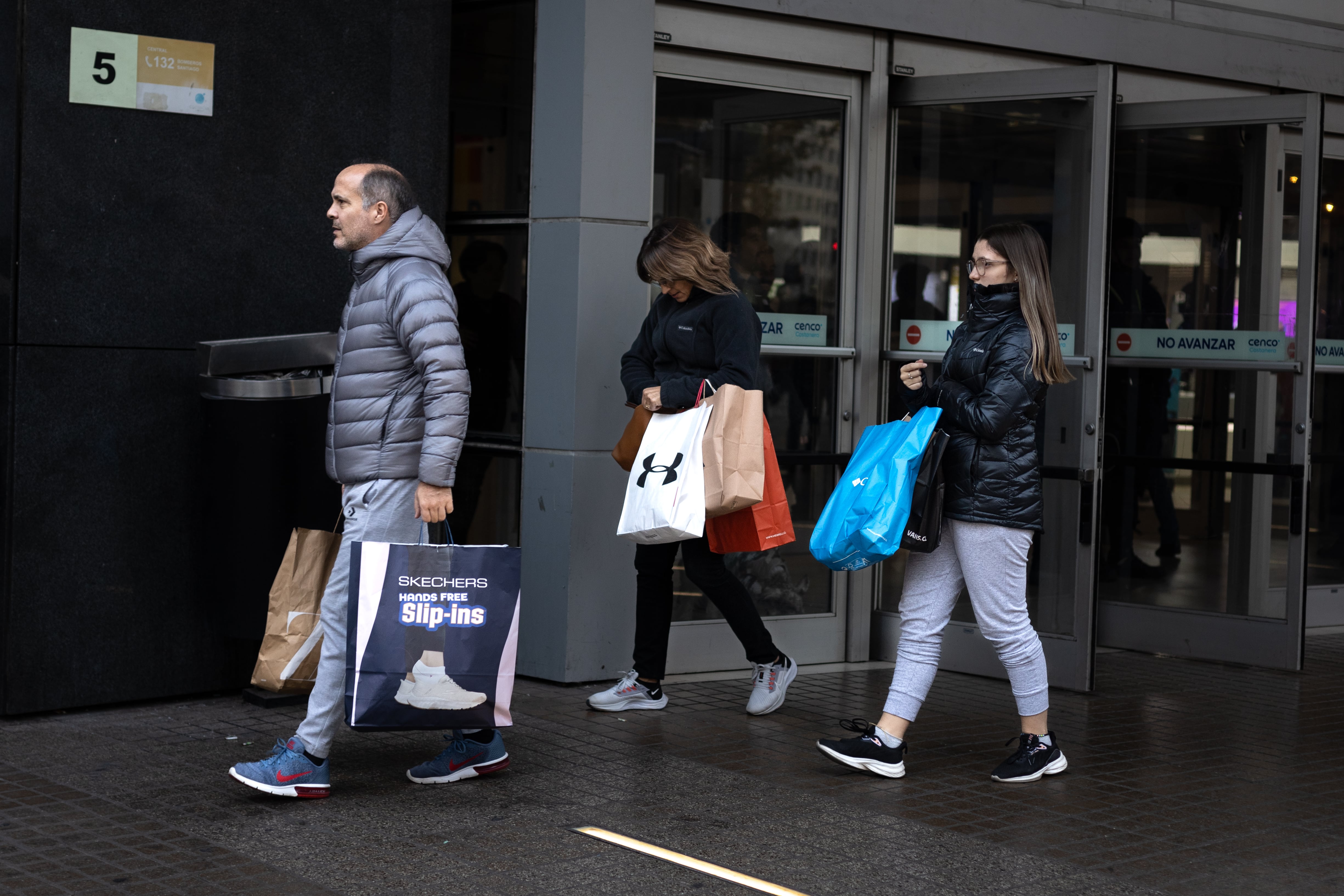 Un grupo de personas transita por las afueras de un centro comercial en Santiago, Chile, el 17 de mayo de 2024.