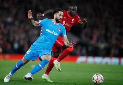 Felipe trata de frenar a Mané durante el Liverpool-Atlético (2-0) disputado el miércoles en Anfield. / Action Images via Reuters/Lee Smith