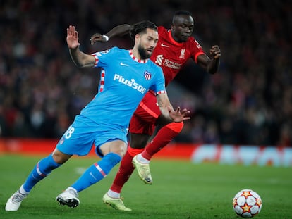 Felipe trata de frenar a Mané durante el Liverpool-Atlético (2-0) disputado el miércoles en Anfield. / Action Images via Reuters/Lee Smith