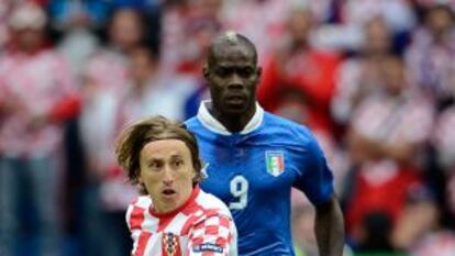 Modric pasa el balón ante Balotelli.