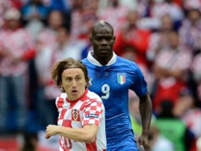 Modric pasa el balón ante Balotelli.