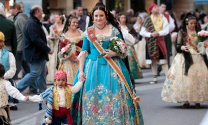 La diputada de Compromís Mònica Oltra, en la Ofrenda a la Virgen de los Desamparados de las Fallas de Valencia.