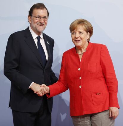 Angela Merkel da la bienvenida al presidente del Gobierno español, Mariano Rajoy.