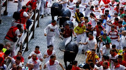 Los mozos corren en el sexto encierro de San Fermín, este viernes en Pamplona.