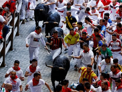 Los mozos corren en el sexto encierro de San Fermín, este viernes en Pamplona.