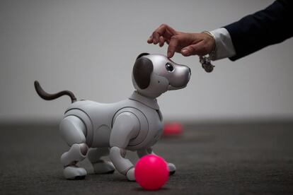 La última generación del robot Aibo, que utiliza inteligencia artificial, ha sido presentado en el CES de Las Vegas, el 8 de enero de 2018. 