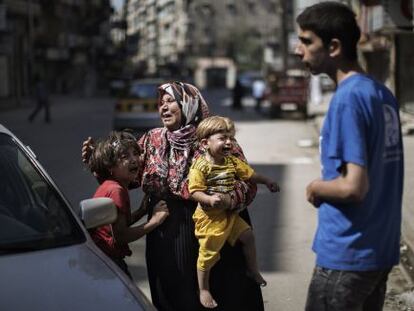 Una familia lamenta el bombardeo de Sheikh Fares (Alepo).