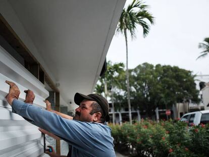 Homem cobre sua casa com placas de metal no estado da Flórida.