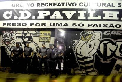 La policía custodia el local de los aficionados del Corinthians donde se produjo la matanza.