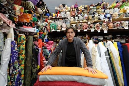 Josep María Casas en su comercio El Barato de Reus (Tarragona).