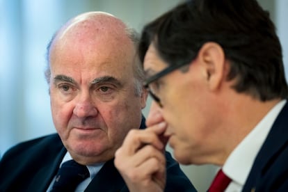 El vicepresidente del Banco Central Europeo, Luis de Guindos, y el presidente de la Generalitat, Salvador Illa (d), durante su intervencin en el XXIX Encuentro de Economa en S'Agar.