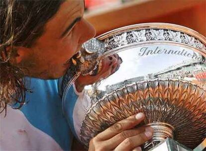 Rafa Nadal besa el trofeo que le acredita como campeón