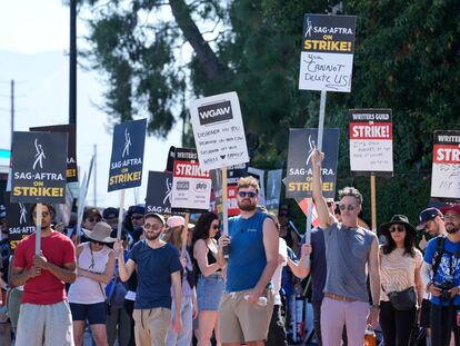 Miembros de los sindicatos de guionistas y de actores estadounidenses se manifestaban el 18 de julio ante la sede de los estudios Disney en Burbank (California).