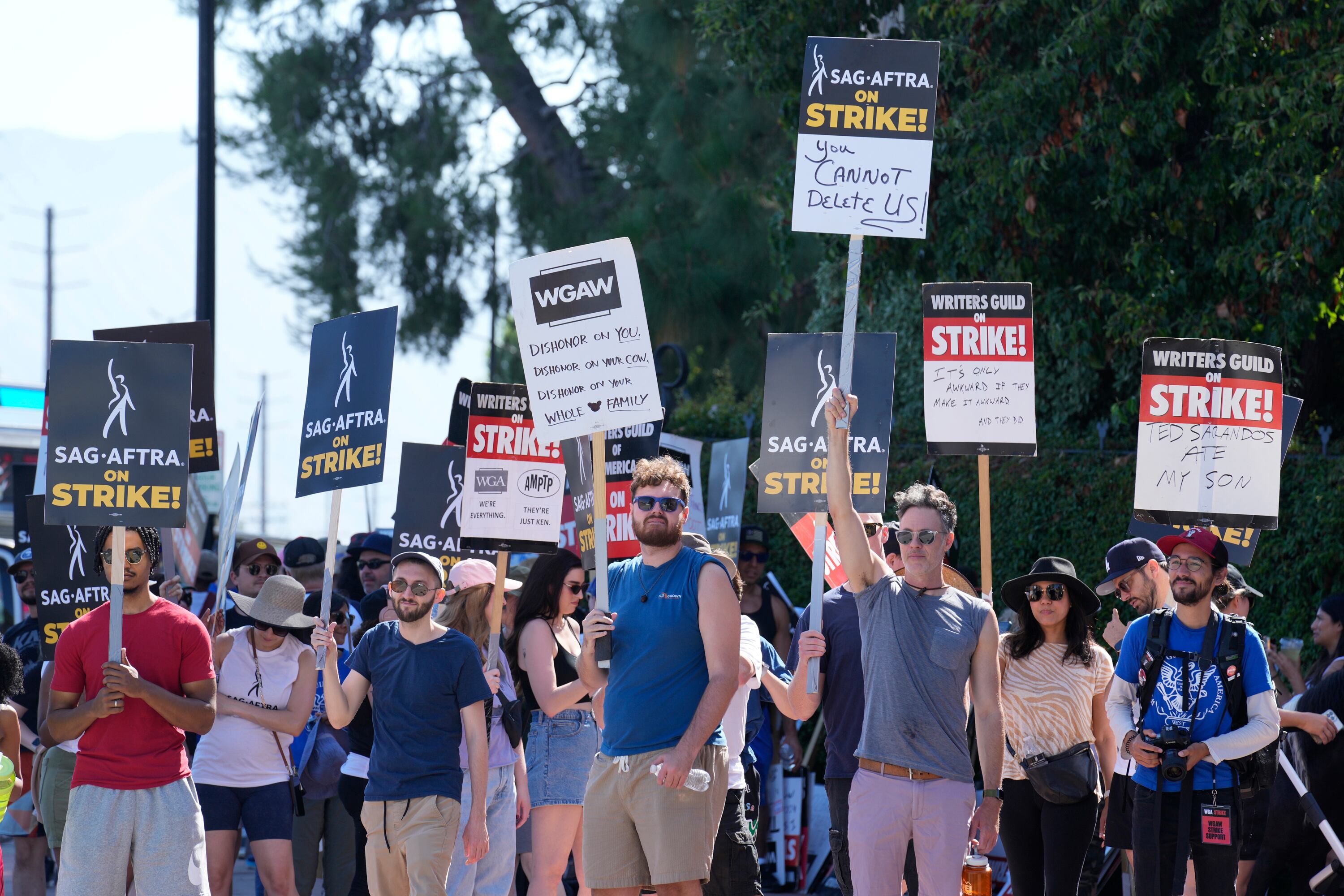 Miembros de los sindicatos de guionistas y de actores estadounidenses se manifiestan, el pasado 18 de julio, ante la sede de los estudios Disney en Burbank (California).