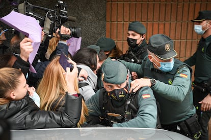 Agentes de la Guardia Civil paralizan a un grupo de personas se concentran frente al Juzgado número 4 de Sueca (Valencia) contra el hombre detenido por matar a su hijo, en 2022.