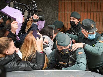 Agentes de la Guardia Civil tuvieron que contener a un grupo de personas concentradas frente al Juzgado número 4 de Sueca (Valencia) cuando pasó a disposición judicial el hombre detenido por matar a su hijo el 3 de abril de 2022.