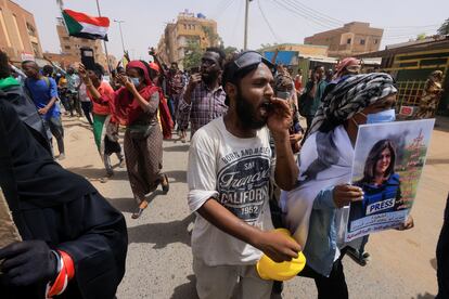 Manifestantes con una foto de la periodista de Al Jazeera Shireen Abu Akleh, muerta el miércoles durante una incursión israelí en Yenín (Cisjordania), durante una protesta este jueves en Jartum (Sudán) contra el régimen militar impuesto tras el golpe de Estado. 