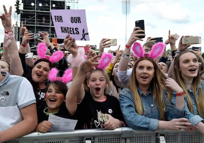 Varias jóvenes en el concierto One Love Manchester.