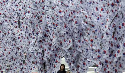 Cientos de banderas de Corea del Sur cuelgan de los árboles del centro de Seúl para celebrar, el próximo 15 de agosto, el 70 aniversario del Día de la Independencia.