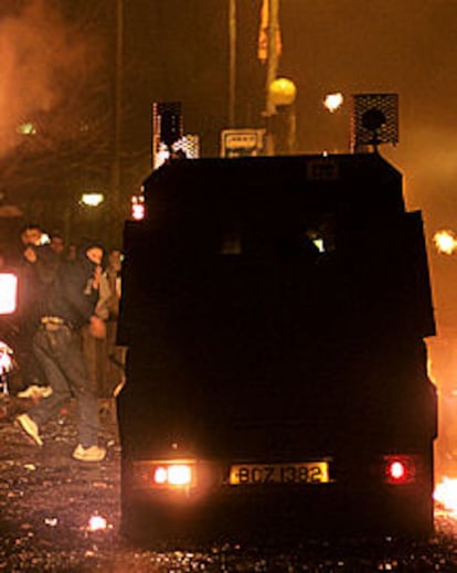 Más de 30 heridos durante una nueva noche de disturbios en Belfast