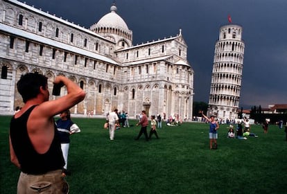Unos turistas se fotograf&iacute;an frente a la Torre de Pisa