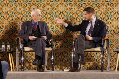 El escritor Theodor Kallifatides conversa este jueves con el alcalde de Gandía, José Manuel Prieto Part, en el Palau dels Borja.
