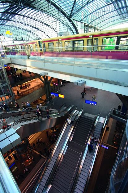 Hauptbahnhof, la estación central de trenes de Berlin, un lugar perfecto para observar el ir y venir de los berlineses cada mañana.