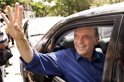 El candidato a la alcaldía de São Paulo José Serra saluda a sus partidarios después de votar.