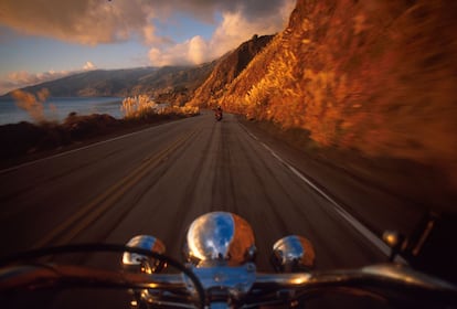 En moto por la Pacific Coast Highway, a la altura del cabo San Martin, en California.