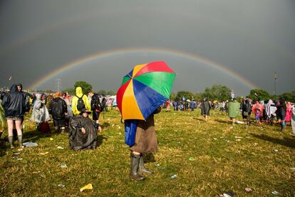 Después de una fuerte tormenta aparece un doble arco iris en el cielo de Somerset, donde se celebra el festival Glastonbury, 27 de junio de 2014.