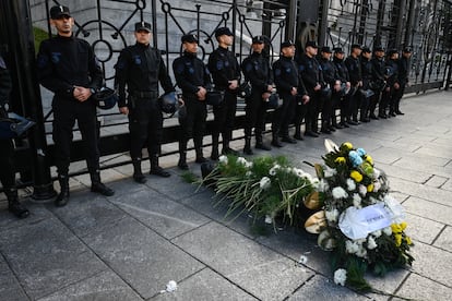 Opponents of the scrapping law placed a coffin representing the State in front of Congress on Thursday.