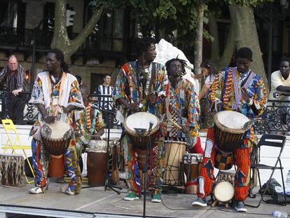 Actuación del grupo Ritmos de Senegal, en el Arenal de Bilbao, durante el <b><i>Jet Lag</b></i> de este año.
Fermín Moreno Martín expone en Bilbao.