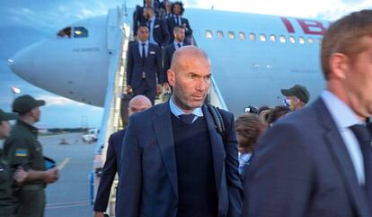 Zinedine Zidane, a la llegada del Real Madrid al aeropuerto de Kiev.