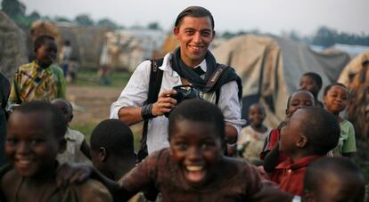 El fotógrafo Lucas Mebrouk Dolega, en 2008, en la provincia de Kivu Norte, cerca de Goma, en la República Democrática del Congo (RDC).