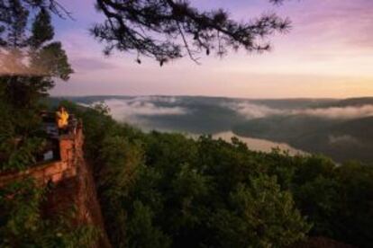 Mirador sobre el lago de Kinzua en el bosque de Allegheny, en Pensylvania (Estados Unidos).