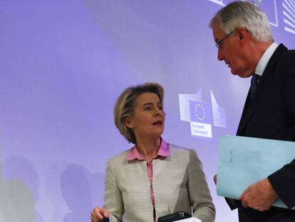 Ursula von der Leyen, presidenta de la Comisión Europea, junto al comisario europeo que ha liderado la negociación con Reino Unido,  Michel Barnier.