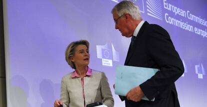 Ursula von der Leyen, presidenta de la Comisión Europea, junto al comisario europeo que ha liderado la negociación con Reino Unido,  Michel Barnier.