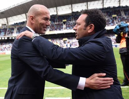 El entrenador Zinedine Zidane (i) del Real Madrid saluda a su contrincante de la Real Sociedad Eusebio Sacristán.