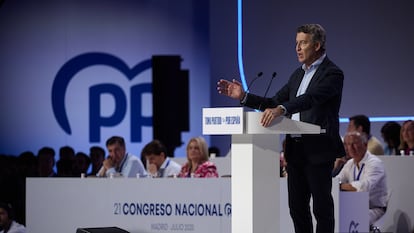 El presidente del PP, Alberto Núñez Feijóo, interviene durante la segunda jornada del XXI Congreso Nacional del Partido Popular, a 6 de julio de 2025, en Madrid (España). Con el lema ‘Toma partido por España’, el XXI Congreso del PP, celebrado en Madrid del 4 al 6 de julio de 2025, busca reforzar el liderazgo de Alberto Núñez Feijóo, único candidato a la Presidencia del PP, renovar la dirección y la estrategia del partido, aprobar nuevas bases ideológicas y proyectar unidad como alternativa de gobierno ante el ciclo electoral de los próximos años.
06 JULIO 2025;CONGRESO;PP;PARTIDO POPULAR;POLÍTICA
Jesús Hellín / Europa Press
06/07/2025