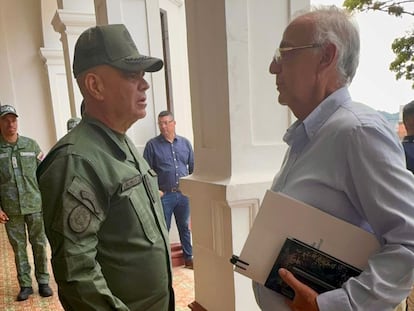 Vladimir Padrino conversa con su homólogo colombiano, Iván Velásquez, el 25 de enero en San Cristóbal, Venezuela.