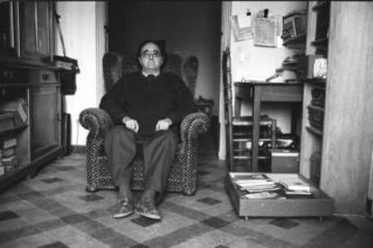 Rafael Sánchez Ferlosio, en su casa en 1986.