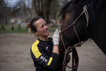 Maria Tokar, miembro de la selección nacional de salto de Ucrania junto a su caballo 'Nifrid'.