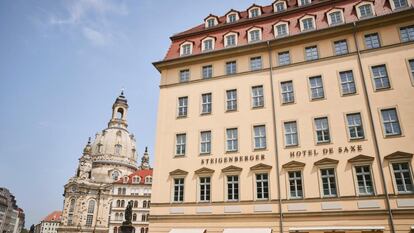 Fachada del Steigenberger Hotel de Saxe e iglesia de Frauenkirche, en Dresde (Alemania).