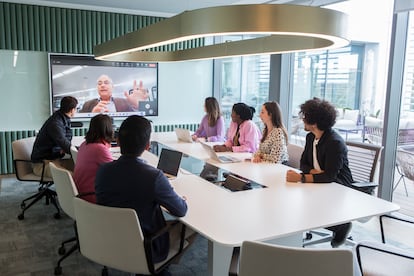 En la compañía creen en un futuro en el que la belleza y el fomento del empleo van de la mano, contribuyendo al desarrollo de profesionales en el campo de la tecnología y la ingeniería.